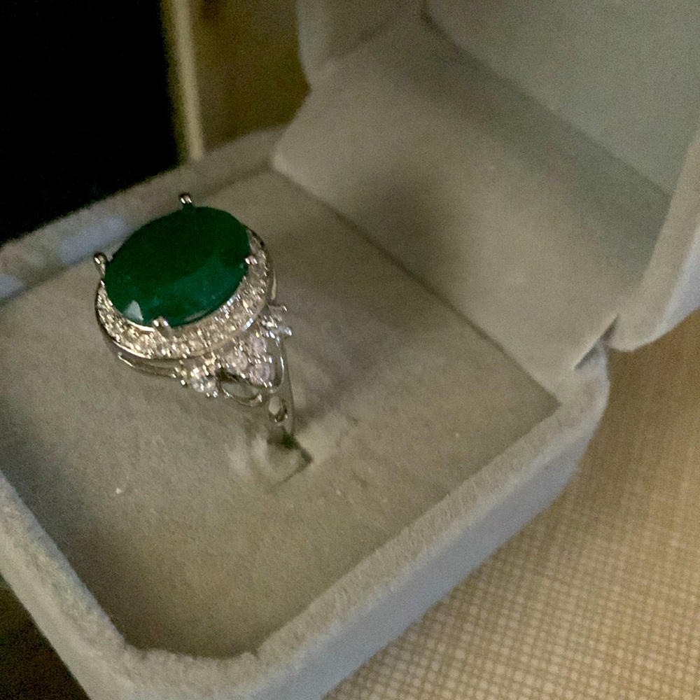 Beautiful ornate Czs emerald silver ring